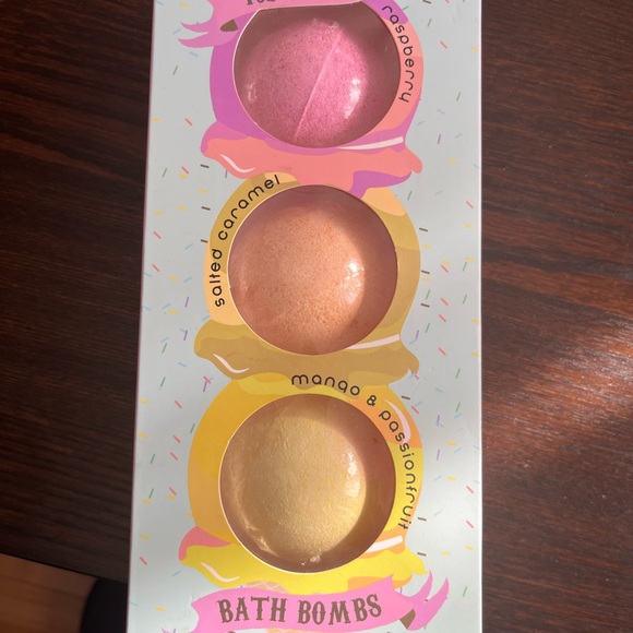Australia Icecream Bath Bombs, Rasberry, Salted Caramel, Mango&Passionfruit. - Picture 1 of 3